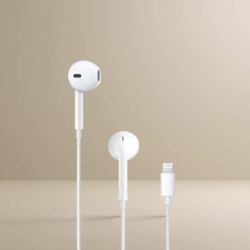 سماعة أذن سلكية Apple EarPods منفذ Lightning مع ميكروفون وأزرار تحكم